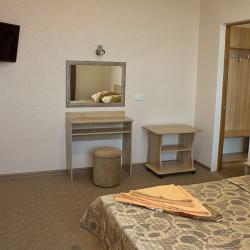 Номер полулюкс семейный с 1 двуспальной кроватью и диваном