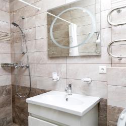 Номер люкс с 1 односпальной и 1 двуспальной кроватью