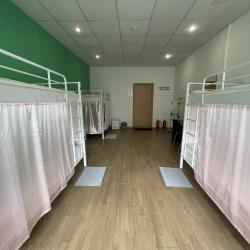 Кровать в 8-местном общем женском номере