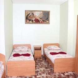 Номер улучшенный стандарт с 4 односпальными и 1 двуспальной кроватью