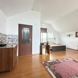 1-комнатный номер полулюкс комфорт с 1 односпальной и 1 двуспальной кроватью (мансарда)