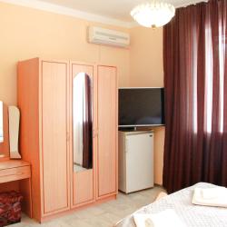 Номер стандарт с 1 односпальной и 1 двуспальной кроватью с балконом