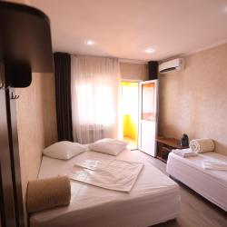 Номер стандарт семейный с 2 односпальными и 1 двуспальной кроватью