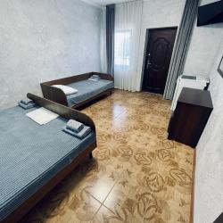 Номер комфорт с 1 односпальной и 1 двуспальной кроватью
