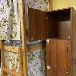 Кровать в 10-местном общем мужском номере.  Корпус 