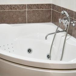 Номер полулюкс с балконом и джакузи