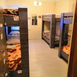 Кровать в общей мужской комнате с 10 двухъярусными кроватями