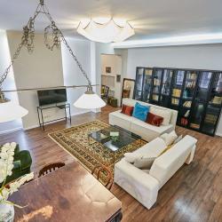 Фото Отель FlatStay Кирилловская 22| 3шка с просторной гостиной на 8 человек в центре