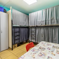 Кровать в 6-местном общем номере