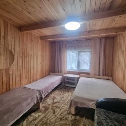 Коттедж улучшенный с 2 односпальными и 1 двуспальной кроватью