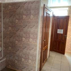 Кровать в мужском 8-местном номере (удобства на этаже)