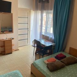 Номер стандарт с 1 односпальной и 1 двуспальной кроватью