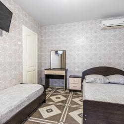 Комната стандарт с 1 односпальной и 1 двуспальной кроватью