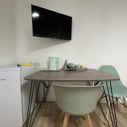 Номер эконом с 1 односпальной и 1 двуспальной кроватью (мансарда)