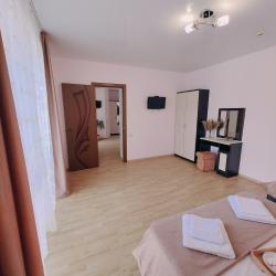 Номер люкс улучшенный с 1 односпальной и 1 двуспальной кроватью