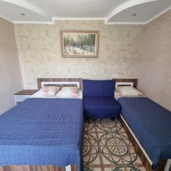 Комната стандарт с 1 односпальной и 1 двуспальной кроватью и креслом