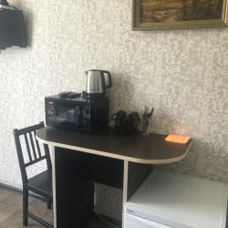 Трехместный номер стандарт с 1 двуспальной кроватью, открытым балконом и боковым видом на море