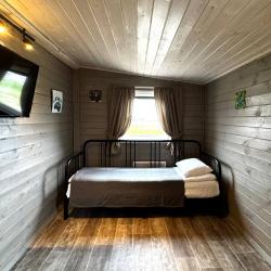 2-комнатный коттедж стандарт №1 с 2 двухъярусными кроватями и диваном-кроватью