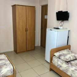 Комната стандарт с 3 односпальными и 1 двуспальной кроватью (цокольный этаж)