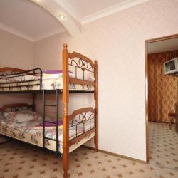 Номер люкс с 1 двуспальной кроватью, 1 односпальной кроватью и 1 двухъярусной кроватью
