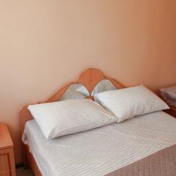 Номер стандарт с 1 односпальной и 1 двуспальной кроватью с балконом