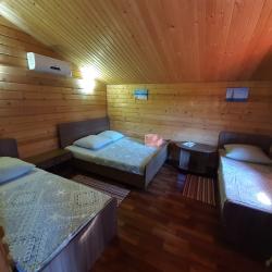 Комната улучшенная с 2 односпальными и 1 двуспальной кроватью (2 этаж)