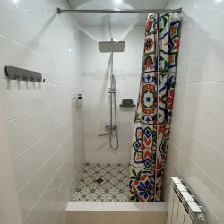 Номер эконом с 1 односпальной и 1 двуспальной кроватью (мансарда)