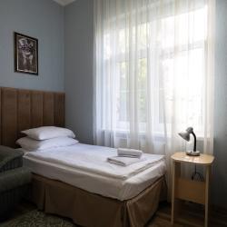 Комната улучшенная с 2 односпальными кроватями и диваном