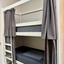 Номер семейный с 1 двуспальной и 1 двухъярусной кроватями