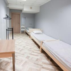 Кровать в 9-местном общем номере