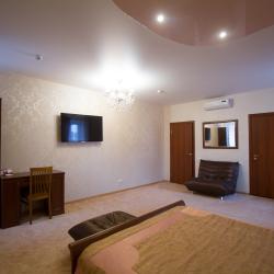 Номер полулюкс комфорт с 1 двуспальной кроватью