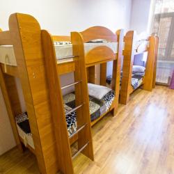 Кровать в 8-местном общем мужском номере