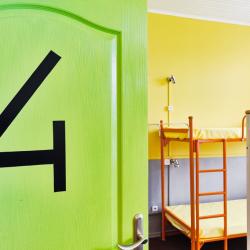 Кровать в 12-местном общем номере