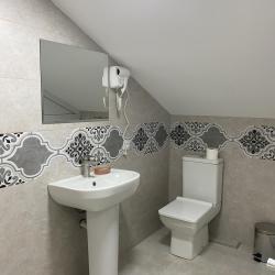 Номер стандарт с 1 двуспальной и 1 односпальной кроватями #401 (мансарда, с завтраком)