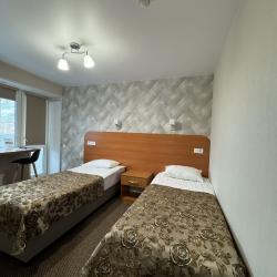 Номер стандарт с 2 односпальными кроватями и балконом