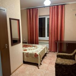 Комната стандарт с 1 двуспальной кроватью и креслом