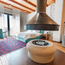 Люкс с декоративным камином и французским балконом с видом на аул Гамсутль