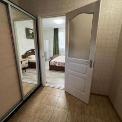 2-комнатный номер люкс улучшенный с 1 односпальной и 2 двуспальными кроватями