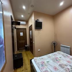 Номер эконом семейный с 1 двуспальной кроватью (без окна)