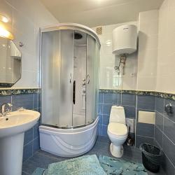 1-комнатный номер полулюкс комфорт с 1 односпальной и 1 двуспальной кроватью (мансарда)