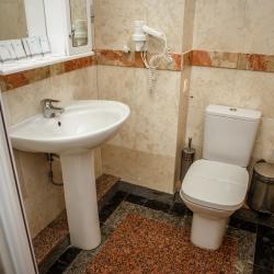 2-комнатный номер стандарт семейный с 4 односпальными кроватями (с завтраком, мансарда)