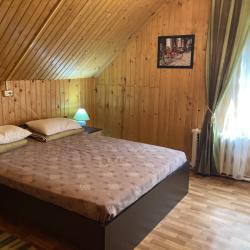 Номер стандарт с 2 односпальными и 1 двуспальной кроватью