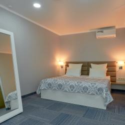 Номер стандарт с 1 двуспальной кроватью (без окна)