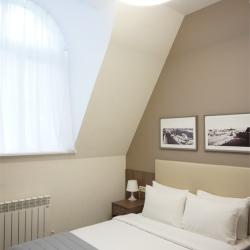 Номер стандарт с 1 двуспальной кроватью (вид на улицу)