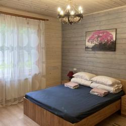 Номер стандарт с 2 односпальными и 1 двуспальной кроватью