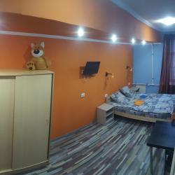 Комната эконом с двуспальной и двухъярусной кроватями (общие удобства)