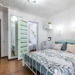 Комната стандарт с 2 односпальными и 1 двуспальной кроватью