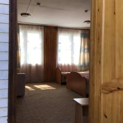 Номер комфорт семейный с 1 односпальной и 1 двуспальной кроватью