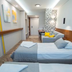 Номер стандарт улучшенный с 2 односпальными кроватями и диваном