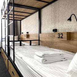 Кровать в 12-местном общем номере